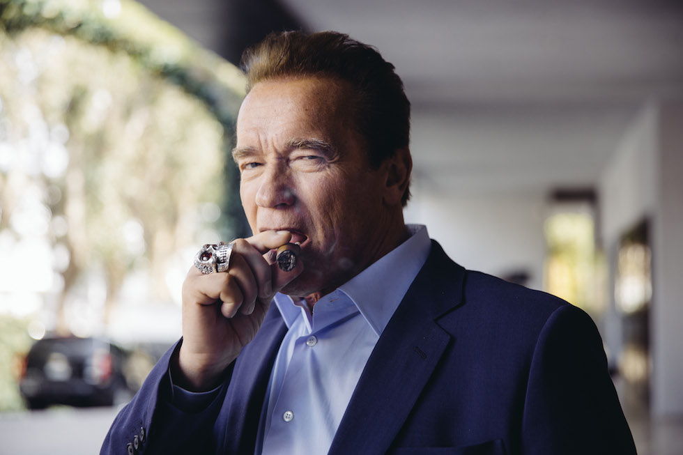Arnold Schwarzenegger fuma un sigaro prima della conferenza stampa di presentazione del film "Terminator Genisys" al London Hotel di Los Angeles 
(Casey Curry/Invision/AP)