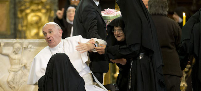Le foto di Papa Francesco accerchiato dalle suore di clausura, a Napoli