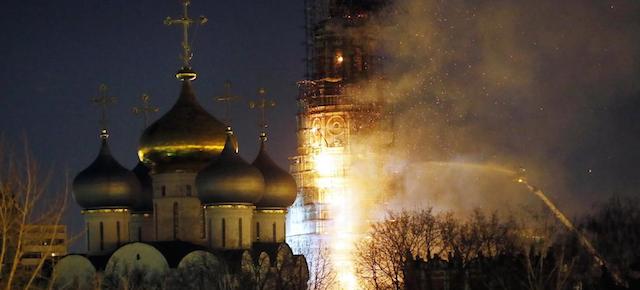 L’incendio al monastero di Novodevichy, a Mosca