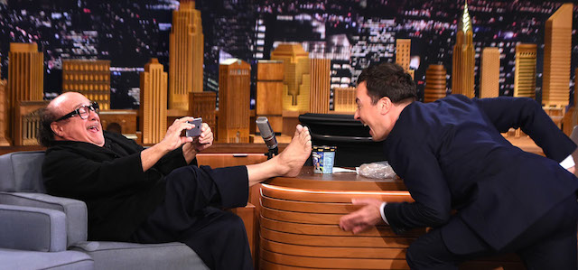 Danny DeVito (70) ospite del Tonight Show con Jimmy Fallon (40) al Rockefeller Center di New York. 
(Theo Wargo/NBC/Getty Images for "The Tonight Show Starring Jimmy Fallon")