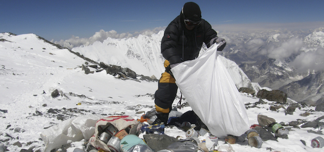 Uno sherpa nepalese raccoglie spazzatura lasciata dagli scalatori sull'Everest, a circa 8.000 metri di altezza, nel maggio del 2010.
(NAMGYAL SHERPA/AFP/Getty Images)