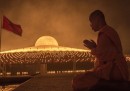 Monaci buddisti e un tempio a forma di UFO