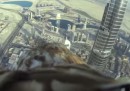 Il volo di un'aquila dal grattacielo più alto del mondo 