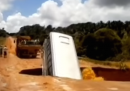 L'autobus che cade in una voragine, in Brasile – video