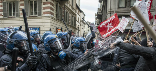 Le foto degli scontri a Torino tra manifestanti anti-Salvini e polizia