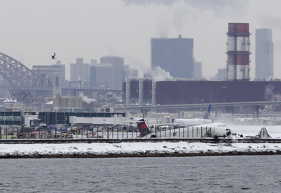 L’aereo uscito di pista all’aeroporto di New York Il Post