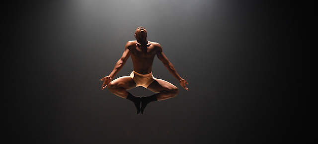 Un ballerino della Ailey II, il corpo di ballo giovanile dell'Alvin Ailey American Dance Theater, durante una prova per lo spettacolo “Hissy Fits”, al Joyce Theater di New York, il 17 marzo. (TIMOTHY A. CLARY/AFP/Getty Images)