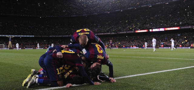 I giocatori del Barcellona esultano dopo il gol di Suarez (JOSEP LAGO/AFP/Getty Images)