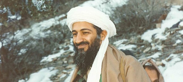 Osama bin Laden con una guardia del corpo nel suo nascondiglio a Bora Tora, in Afghanistan. 
(Foto presentata dell'Ufficio del procuratore generale degli Stati Uniti)