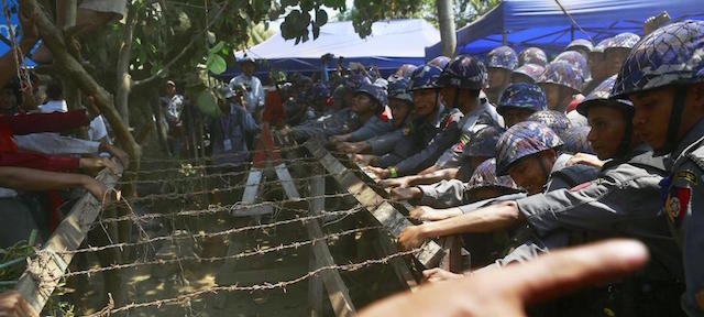 Gli scontri tra polizia e studenti durante una manifestazione a Letpadan, il 10 marzo 2015.
(REUTERS/Soe Zeya Tun)