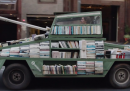 Un carro armato pieno di libri in giro per Buenos Aires