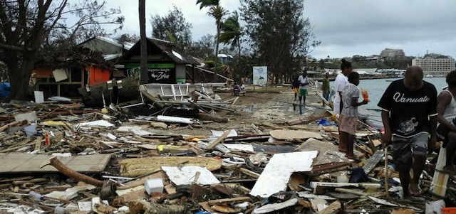 Numerosi detriti su una spiaggia di Port-Vila, a Vanuatu, 15 marzo 2015 (© Luo Xiangfeng/Xinhua/ZUMA Wire)