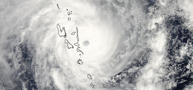 Un'immagine satellitare diffusa dalla NASA del ciclone Pam fotografato venerdì 13 marzo. L'arcipelago delle isole al centro della foto è quello di Vanuatu, gravemente colpito dal ciclone nelle prime ore di sabato (EPA/Goddard MODIS Rapid Response Team / NASA)