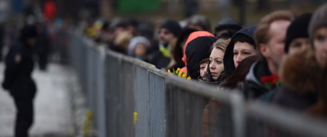 La fila di persone fuori dalla camera ardente di Boris Nemtsov a Mosca. (DMITRY SEREBRYAKOV/AFP/Getty Images)