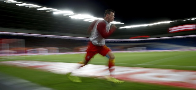 Gareth Bale si riscalda prima di una partita di qualificazione dei Mondiali fra Galles e Serbia, 10 settembre 2013 (AP Photo/Matt Dunham)