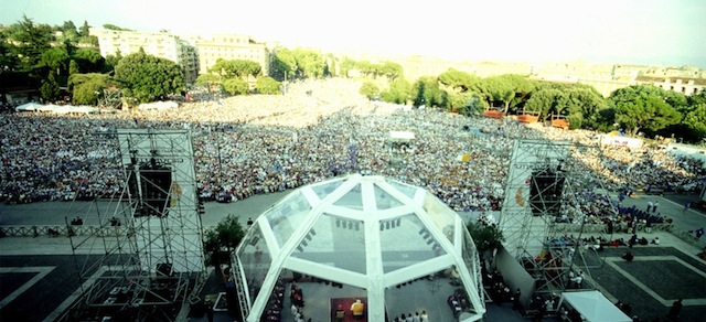 Papa Giovanni Paolo II in piazza San Giovanni durante l'incontro di apertura con i pellegrini della Giornata Mondiale della Gioventù, 15 agosto 2000 (OSSERVATORE ROMANO/ANSA/CD)