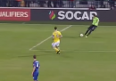 Il gol di testa di Ibrahimovic su rinvio del portiere, durante Moldavia-Svezia