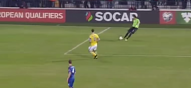 Il gol di testa di Ibrahimovic su rinvio del portiere, durante Moldavia-Svezia