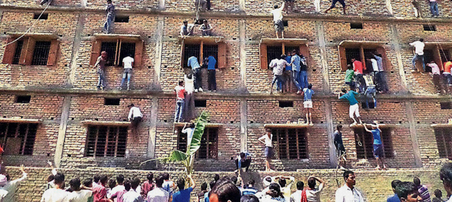 La storia della foto degli studenti che imbrogliano durante un esame in India