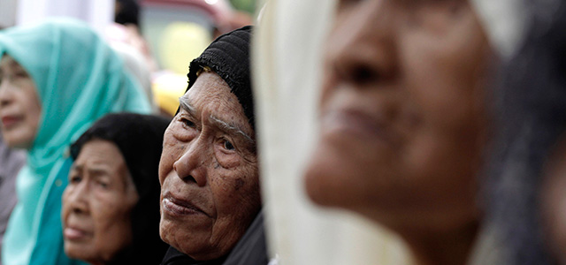 Vedove indonesiane di uomini uccisi durante il massacro di Rawagede, nell'isola di Giava. (AP Photo/Achmad Ibrahim)