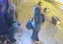 Il video delle tre adolescenti inglesi che si sono unite all'ISIS, a una stazione degli autobus di Istanbul