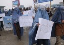 Gli uomini col burqa a Kabul