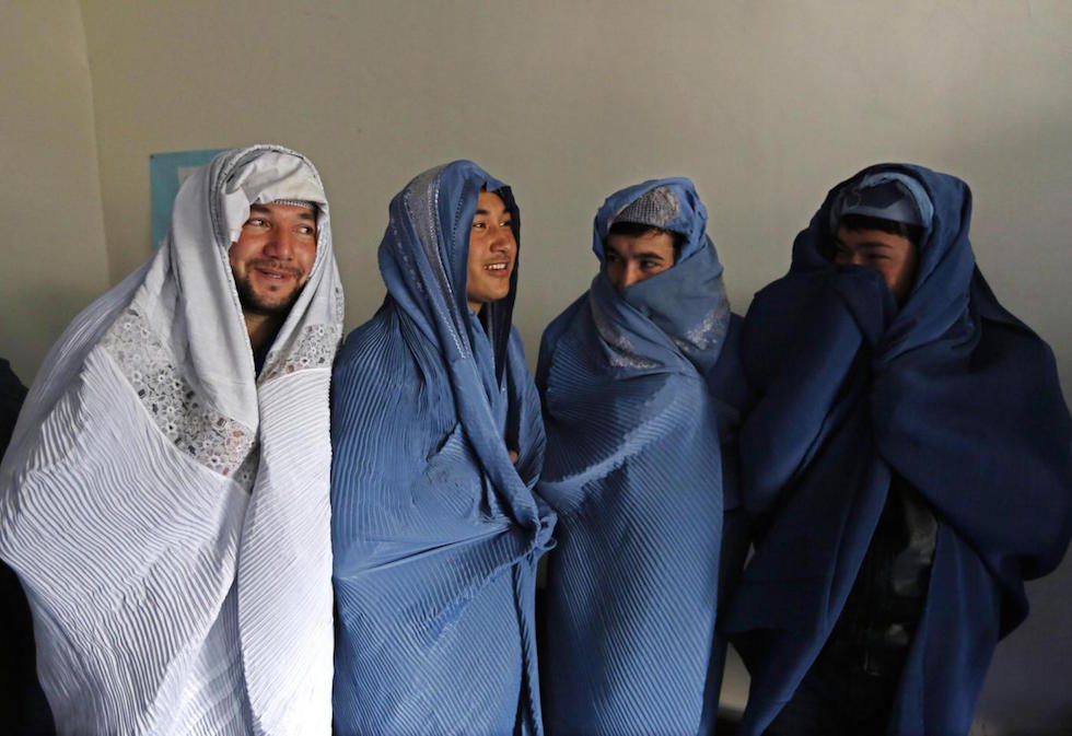 Gli uomini col burqa  a Kabul Il Post