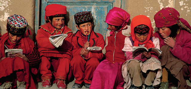 Bambini tagiki di una scuola elementare a Tashkurgan, in Cina (©Michael Yamashita / Museo d'Arte Orientale di Torino)