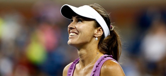 Martina Hingis sorride dopo un punto ottenuto assieme a Flavia Pennetta contro Ekaterina Makarova e Elena Vesnina durante la finale del doppio femminile degli US Open del 2014, 6 settembre 2014 (Julian Finney/Getty Images)