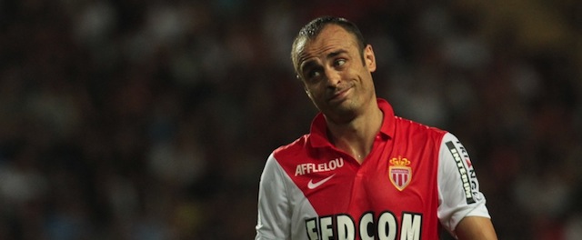 L'attaccante del Monaco Dimitar Berbatov durante una partita di Ligue 1 contro il Lorient, 10 agosto 2014 (JEAN CHRISTOPHE MAGNENET/AFP/Getty Images)