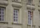 Il video falso dell'uomo che si cala nudo da Buckingham Palace