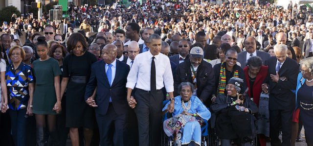 Il presidente Barack Obama tiene la mano a Amelia Boynton, che fu una manifestante picchiata durante il "Bloody Sunday", e al democratico John Lewis, sul Edmund Pettus Bridge a Selma, Alabama, il 7 marzo 2015.
(AP Photo/Jacquelyn Martin)