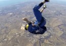 Il video del paracadutista svenuto dopo un lancio e salvato dal suo istruttore