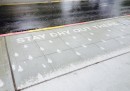Disegni sul marciapiede che si vedono solo quando piove