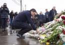 La foto di Matteo Renzi che posa dei fiori per Boris Nemtsov a Mosca