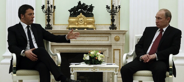 Matteo Renzi parla col presidente russo Vladimir Putin, 5 marzo 2015 (SERGEI KARPUKHIN/AFP/Getty Images)