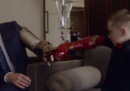 Il video di Robert Downey Jr. che regala un braccio bionico a un bambino disabile