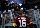 Le foto dei giocatori della Roma che parlano con i tifosi