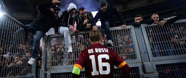 Le foto dei giocatori della Roma che parlano con i tifosi