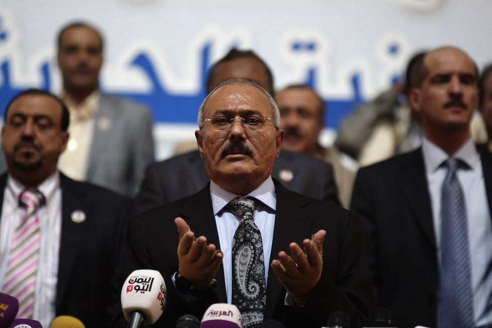 L'ex presidente yemenita Ali Abdullah Saleh prega durante una cerimonia in occasione del 30esimo anniversario del suo partito, il Congresso Generale del Popolo, a Sana'a, il 3 settembre 2012.
(AP Photo/Hani Mohammed)