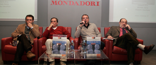 Michele Serra, Roberto Vecchioni, Remo Bassetti e Umberto Eco a un incontro alla libreria Mondadori di Milano, nel 2007. (Andrea Raso/Lapresse)