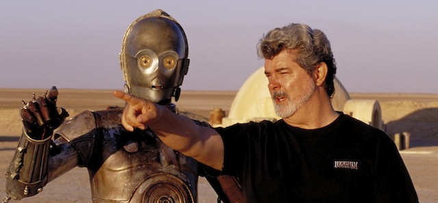 Il regista George Lucas e l'attore Anthony Daniels, che interpreta il droide C-3PO, durante le riprese di "Star Wars: l'attacco dei cloni" nel deserto tunisino (AP Photo/Lucasfilm Ltd. &amp; TM, LisaTomasetti)