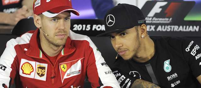 Sebastian Vettel, pilota tedesco della Ferrari, e Lewis Hamilton, pilota britannico della Mercedes, durante un incontro dei piloti con la stampa giovedì 12 marzo a Melbourne, in occasione del Gran Premio d'Australia, prima gara del Campionato mondiale di Formula 1 del 2015. 
(AP Photo/Ross Land)