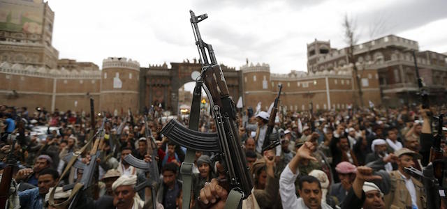 Shi'ite Muslim rebels hold up their weapons during a rally against air strikes in Sanaa March 26, 2015. Warplanes from Saudi Arabia and Arab allies struck Shi'ite Muslim rebels fighting to oust Yemen's president on Thursday, in a major gamble by the world's top oil exporter to check Iranian influence in its backyard without direct military backing from Washington. REUTERS/Khaled Abdullah