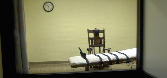 393846 05: A view of the death chamber from the witness room at the Southern Ohio Correctional Facility shows an electric chair and gurney August 29, 2001 in Lucasville, Ohio. The state of Ohio is one of the few states that still uses the electric chair, and it gives death row inmates a choice between death by the electric chair or by lethal injection. John W. Byrd, who will be executed on September 12, 2001, has stated that he will choose the electric chair. (Photo by Mike Simons/Getty Images)