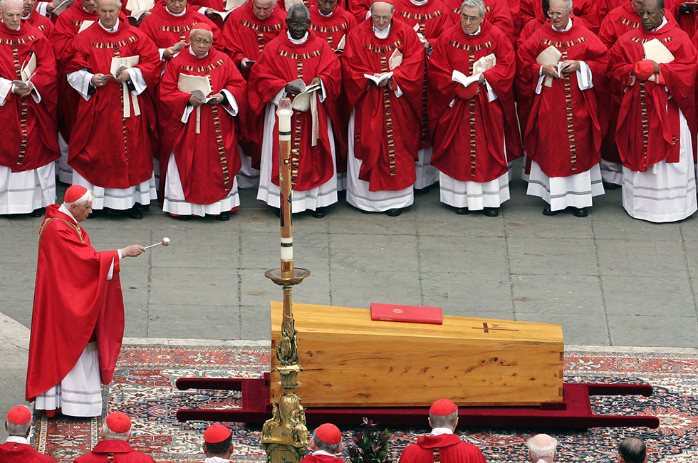 I funerali di Giovanni Paolo II, dieci anni fa - Il Post