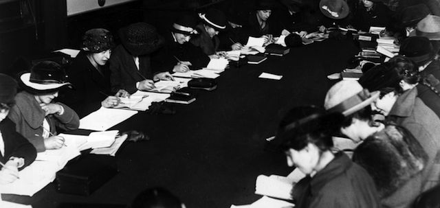 December 1917: Shorthand classes for London and North Western Railway staff. (Photo by Topical Press Agency/Getty Images)