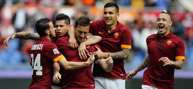 ROME, ITALY - APRIL 19: Francesco Totti #10 with his teammates of AS Roma celebrates after scoring the opening goal from penalty spot during the Serie A match between AS Roma and Atalanta BC at Stadio Olimpico on April 19, 2015 in Rome, Italy. (Photo by Paolo Bruno/Getty Images)