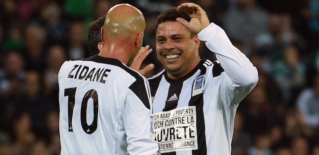 Zidane e Ronaldo festeggiano un gol. (PHILIPPE DESMAZES/AFP/Getty Images)