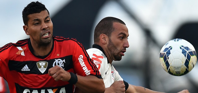 Guilherme (R) of Corinthians vies for the ball with Andre Santos (L) of Flamengo during their Brazilian championship football match at Pacaembu stadium in Sao Paulo, Brazil on April 27, 2014. AFP PHOTO / NELSON ALMEIDA (Photo credit should read NELSON ALMEIDA/AFP/Getty Images)